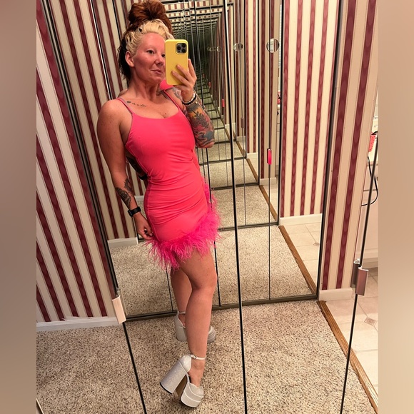 Pink dress. New with tags. Never warn. White fox boutique. - Picture 3 of 4